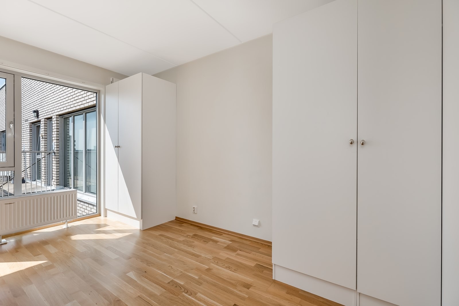 Det er montert garderobeløsning med god plass for oppbevaring. Galleribilde