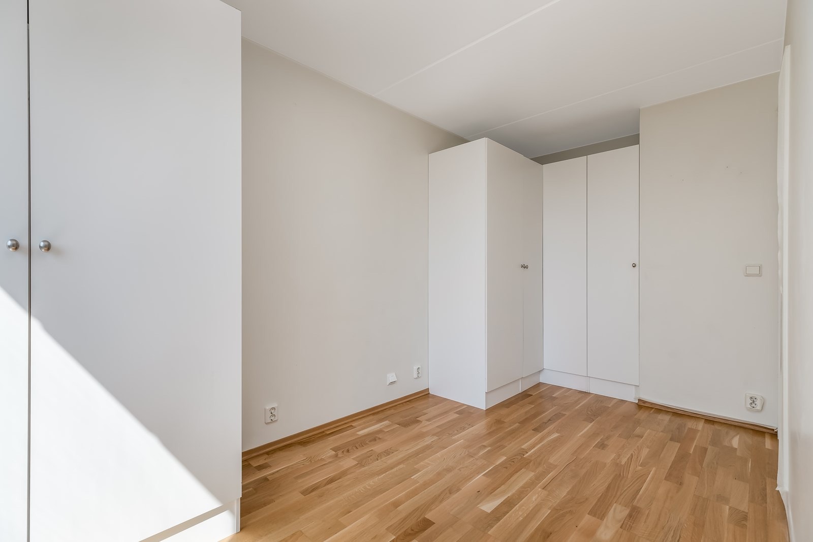 Rommet har god plass til seng, garderobe og diverse soveromsmøblement. Galleribilde