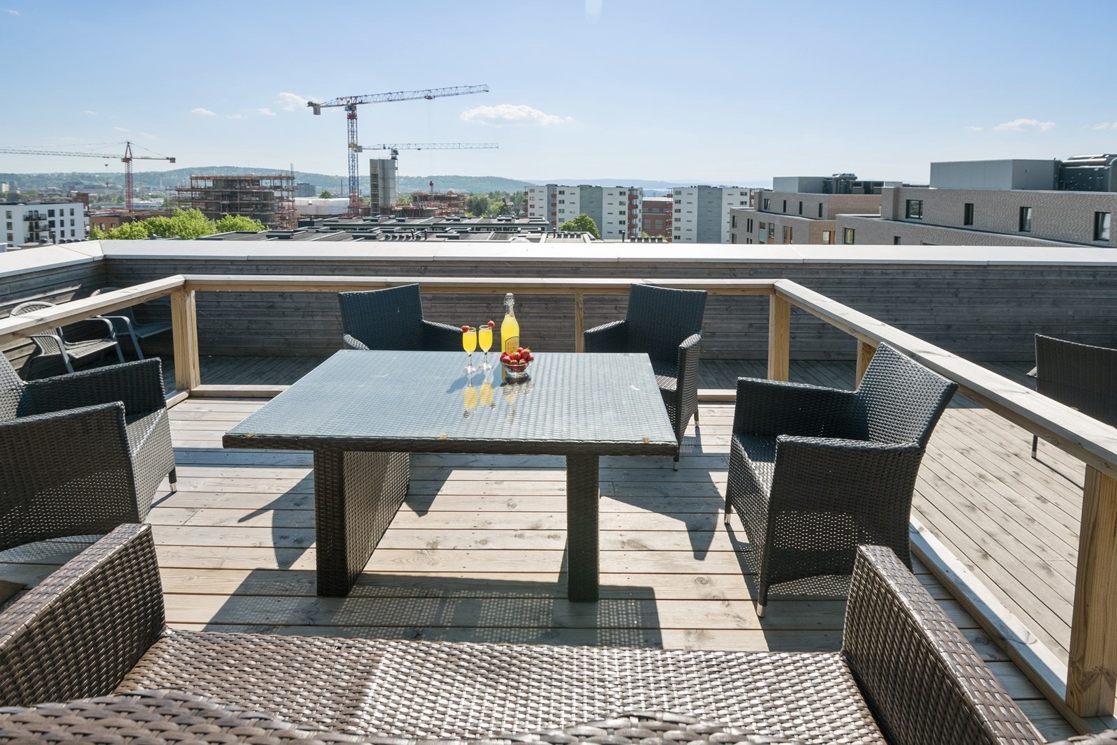 Takterrassen er opparbeidet med flere sittegrupper. Galleribilde