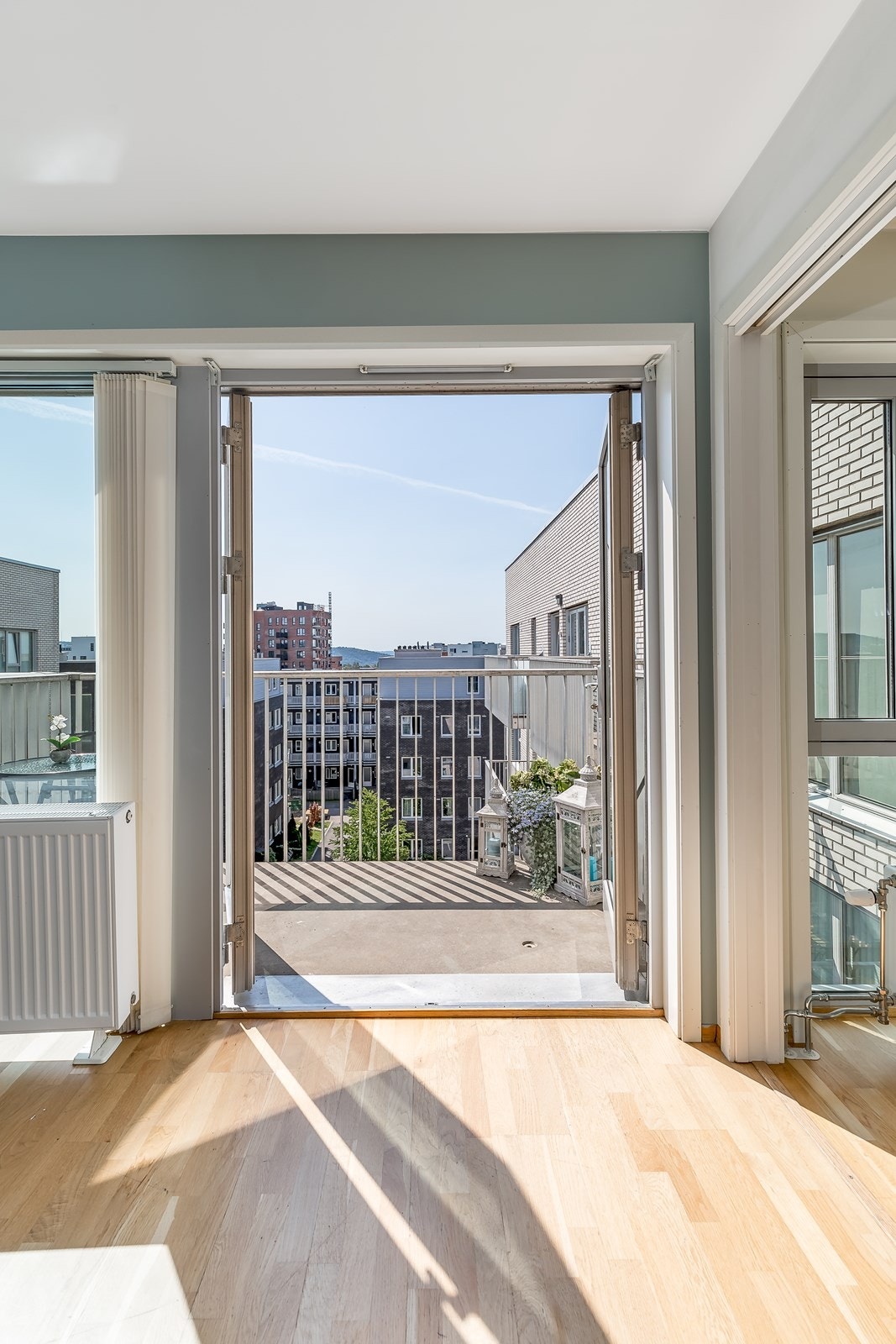 Stue med utgang til sørvendt balkong på ca. 5 kvm. Galleribilde