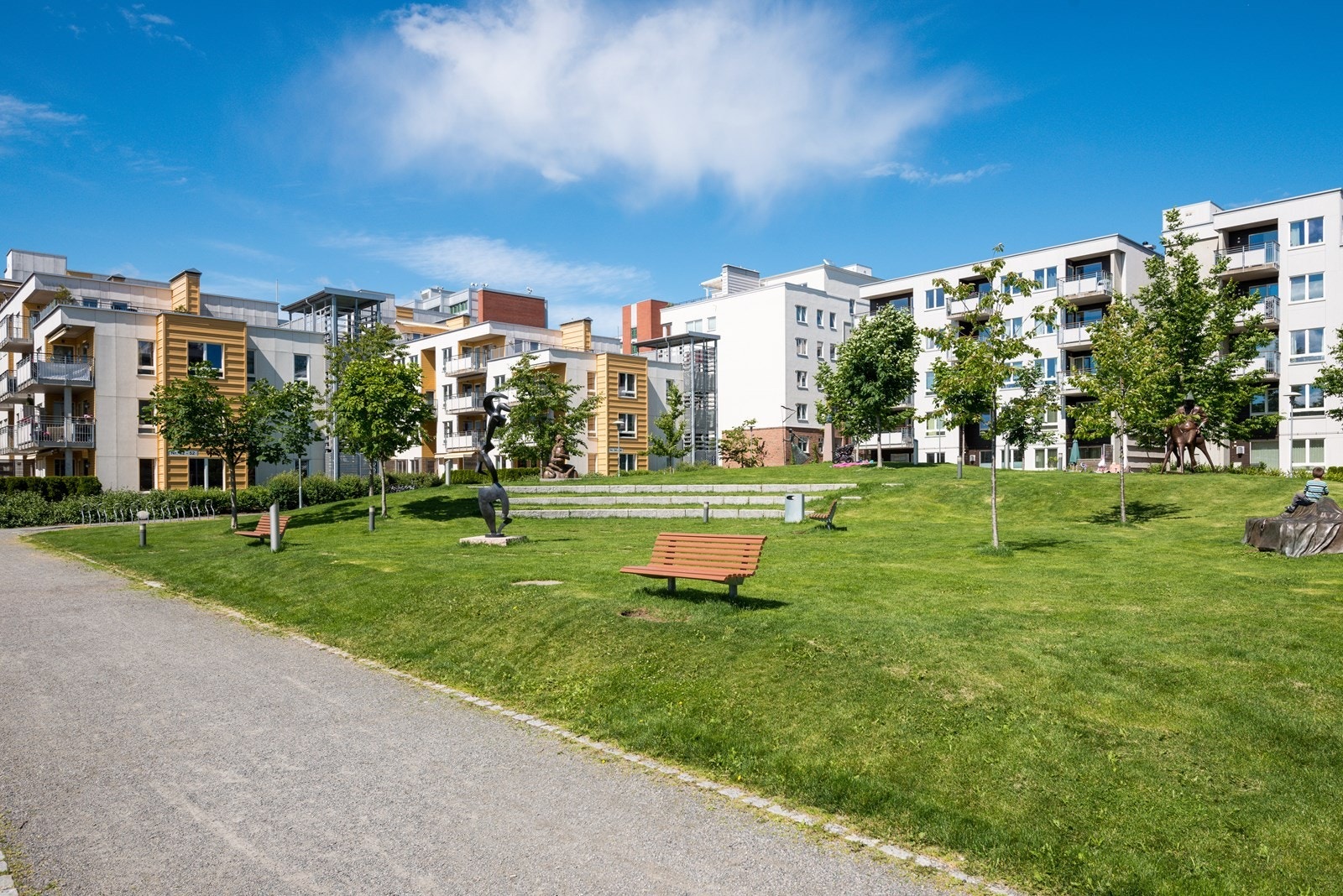 Lørenparken er omringet av flere statuer. Det er et stort aktivitetstilbud for store og små i nabolaget. Kanonhallen som brukes til kulturarrangementer som julemesse, konserter og utstillinger ligger like ved. Galleribilde