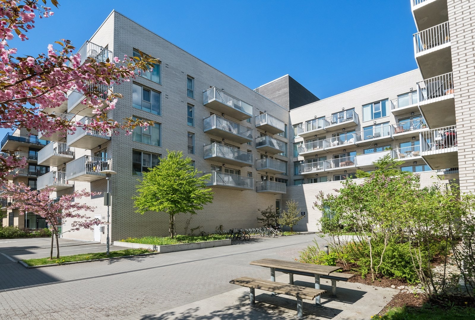 Leiligheten ligger flott til på Løren med kort vei til både Løren T-bane og Løren torg. Området består hovedsakelig av blokkbebyggelse, og inne blant boligene finner du store lekeplasser og fine grøntområder for lek og trivsel, sommer som vinter. Galleribilde