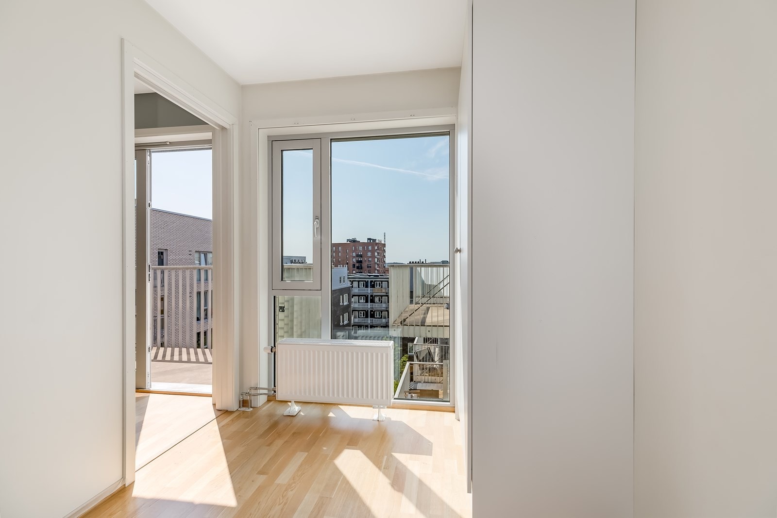 Store vinduer på soverommet som slipper inn rikelig med lys. Galleribilde