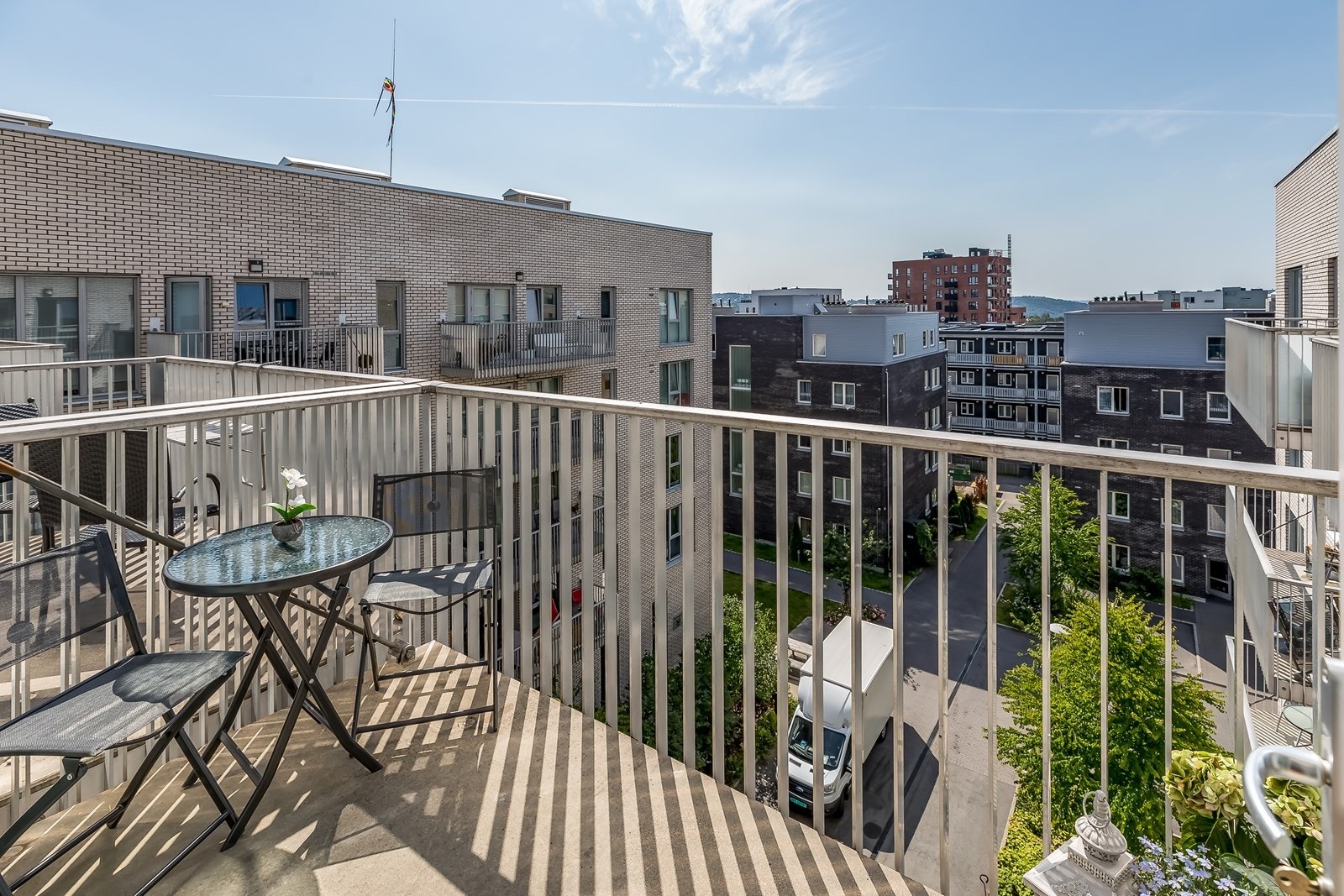 Fra stuen er det utgang til en sørvendt balkong på ca. 5 kvm med svært gode solforhold samt god plass til sittegruppe. Galleribilde