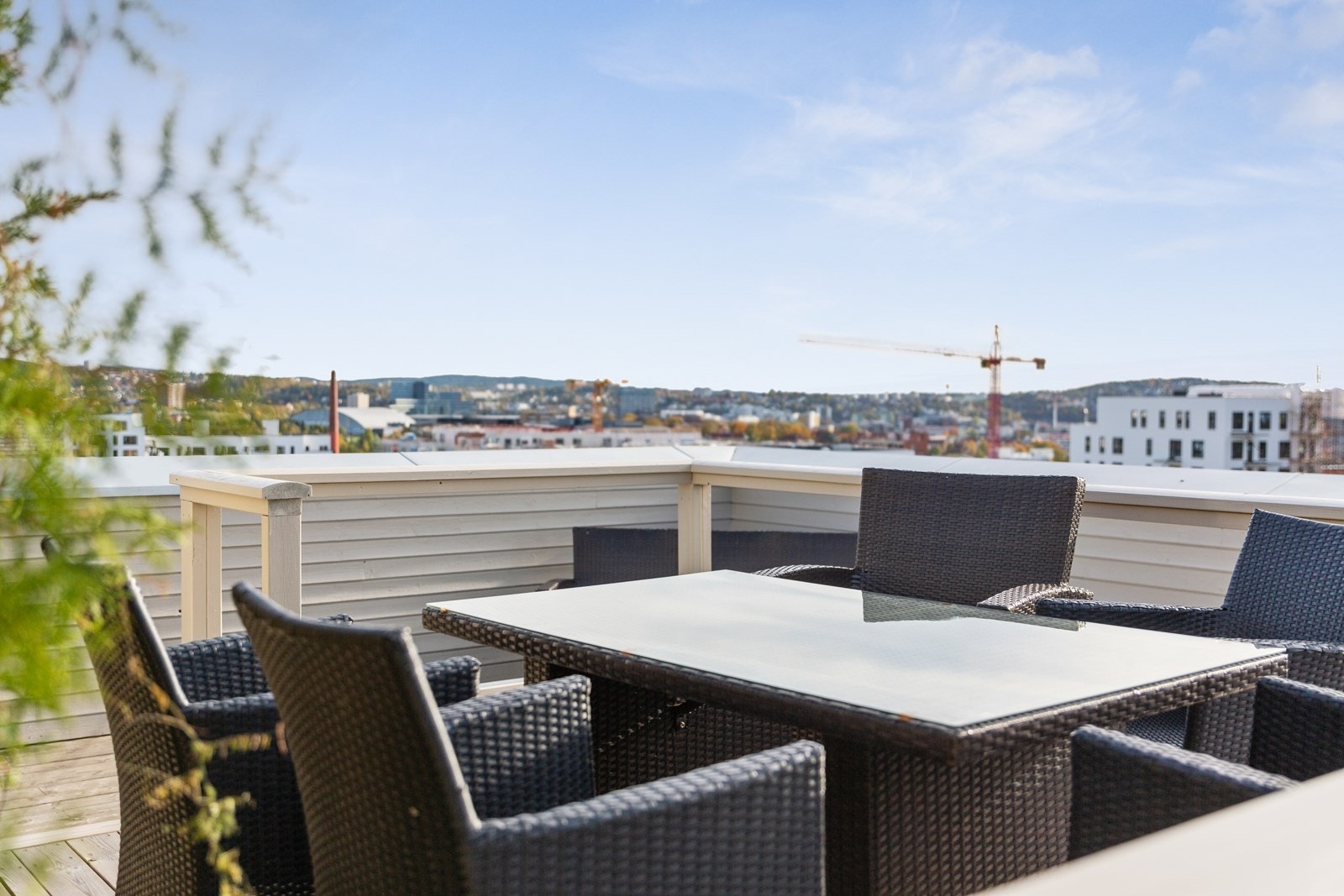 Takterrasse med panorama utsikt over Oslo by. Galleribilde