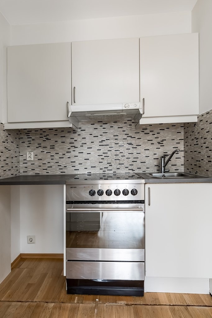 Leiligheten har et delikat kjøkken innredet med lyse slette fronter. Galleribilde