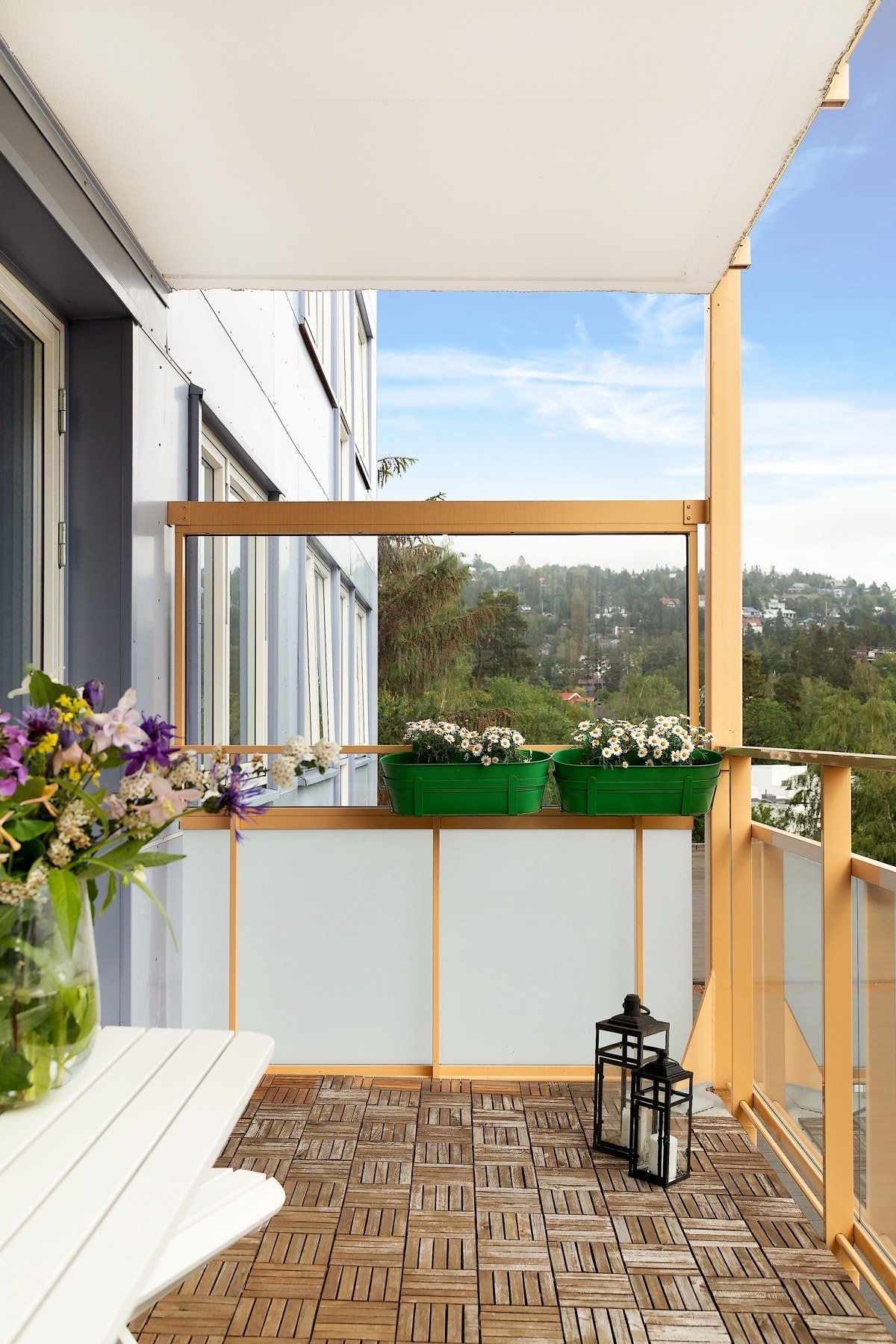 Leiligheten har en overbygget balkong fra 2014 med fin utsikt. Galleribilde