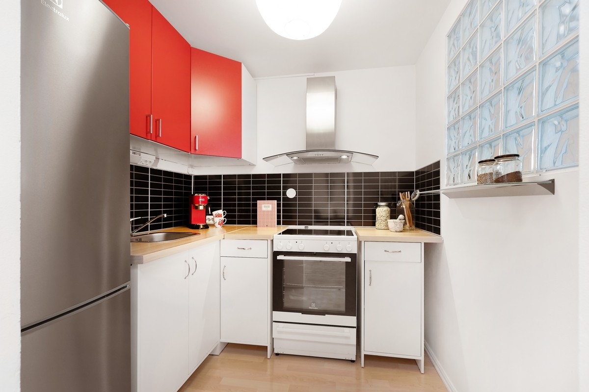 Separat kjøkken med nyere overskap. Plass til komfyr og kjøl/frys. Galleribilde