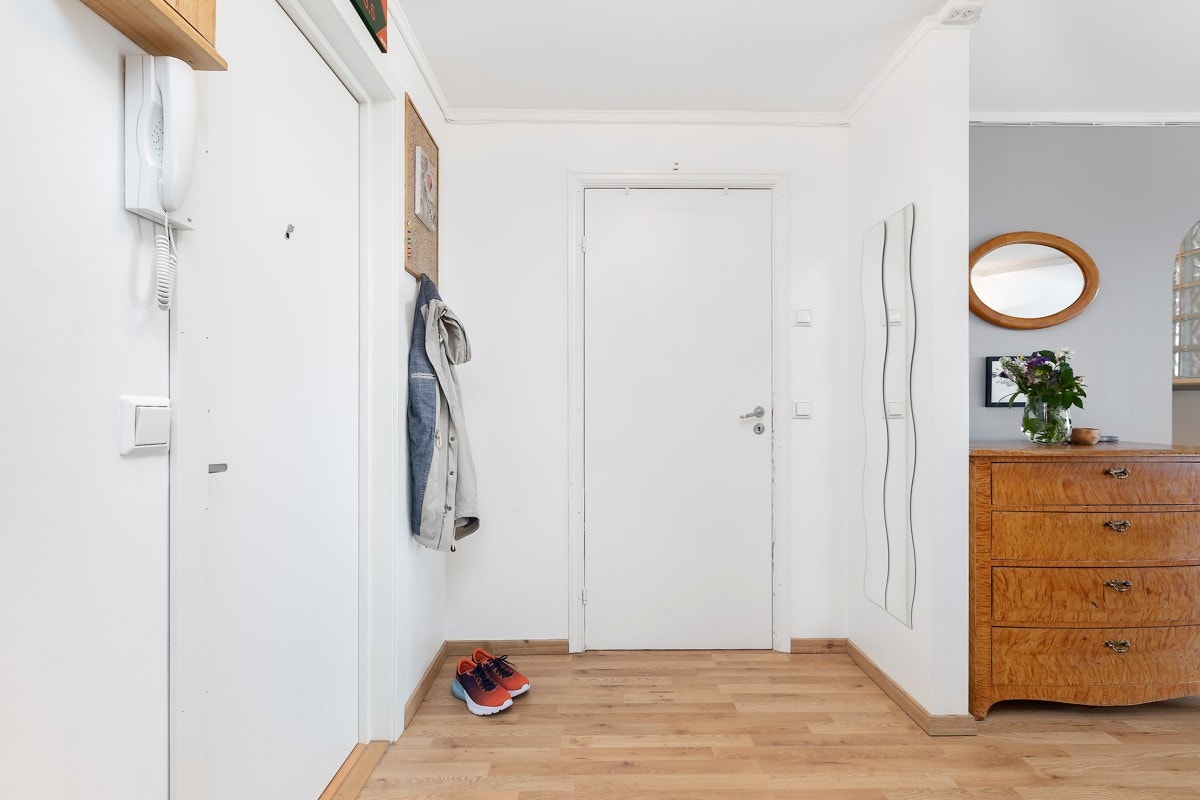 Entré/gang med brannsertifisert entrédør (montert i 2018). Galleribilde