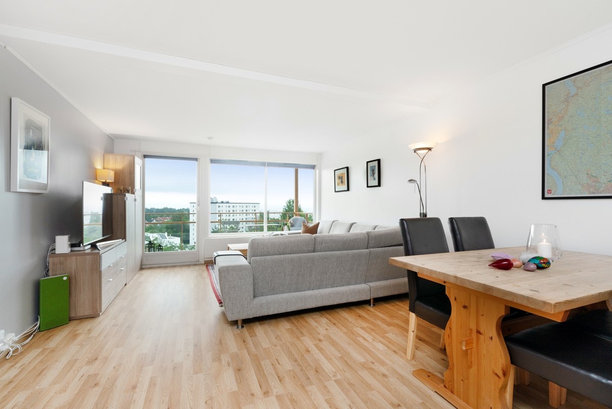 Stor og lys stue med utgang til balkong. Galleribilde