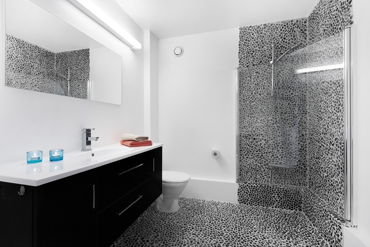 Flislagt bad med natursteinsfliser på gulv. Galleribilde