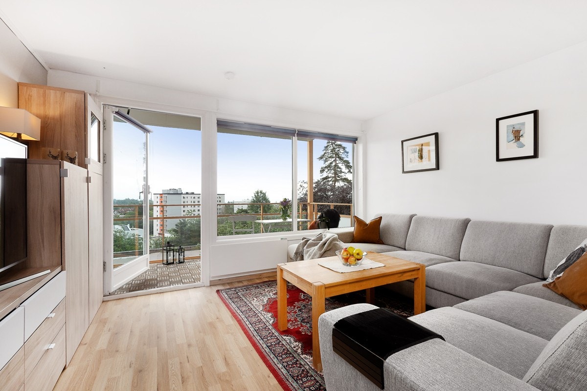 Stuen har et stort vindu og balkongdør fra 2013. Galleribilde