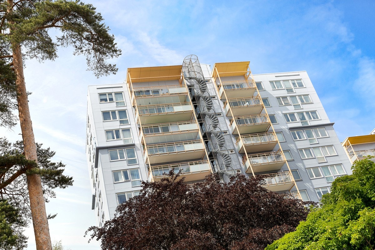 Fasade. Leiligheten ligger i byggets 2. etasje med heisadkomst. Galleribilde