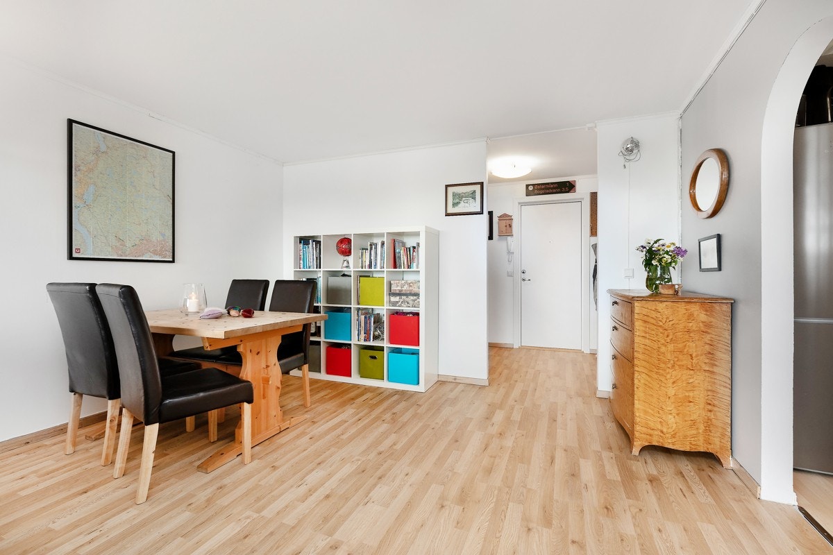 Spisestue med laminatgulv fra 2015. Galleribilde