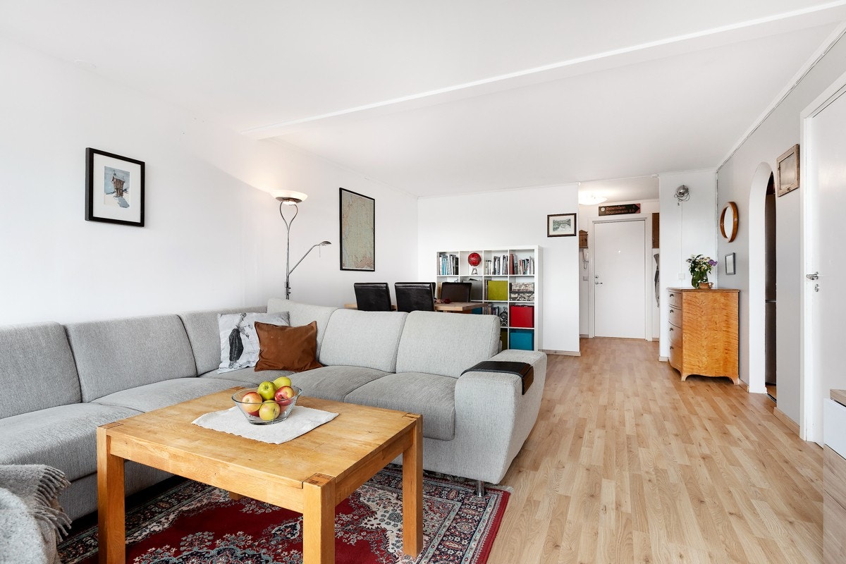 Stort oppholdsrom. Overflatene ble malt i 2014. Galleribilde