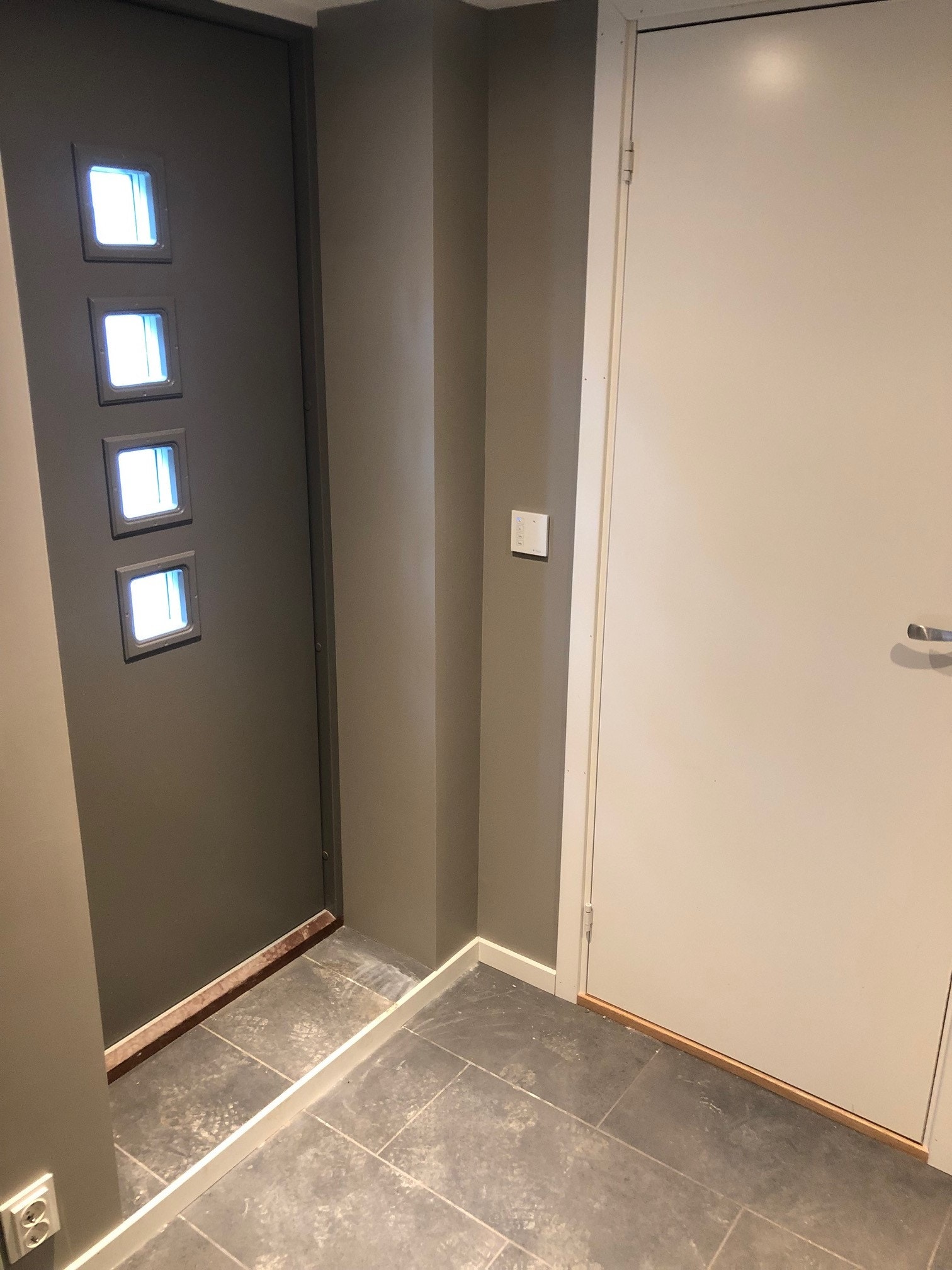 Entré med garderobeskap og inngang til bad og stue Galleribilde