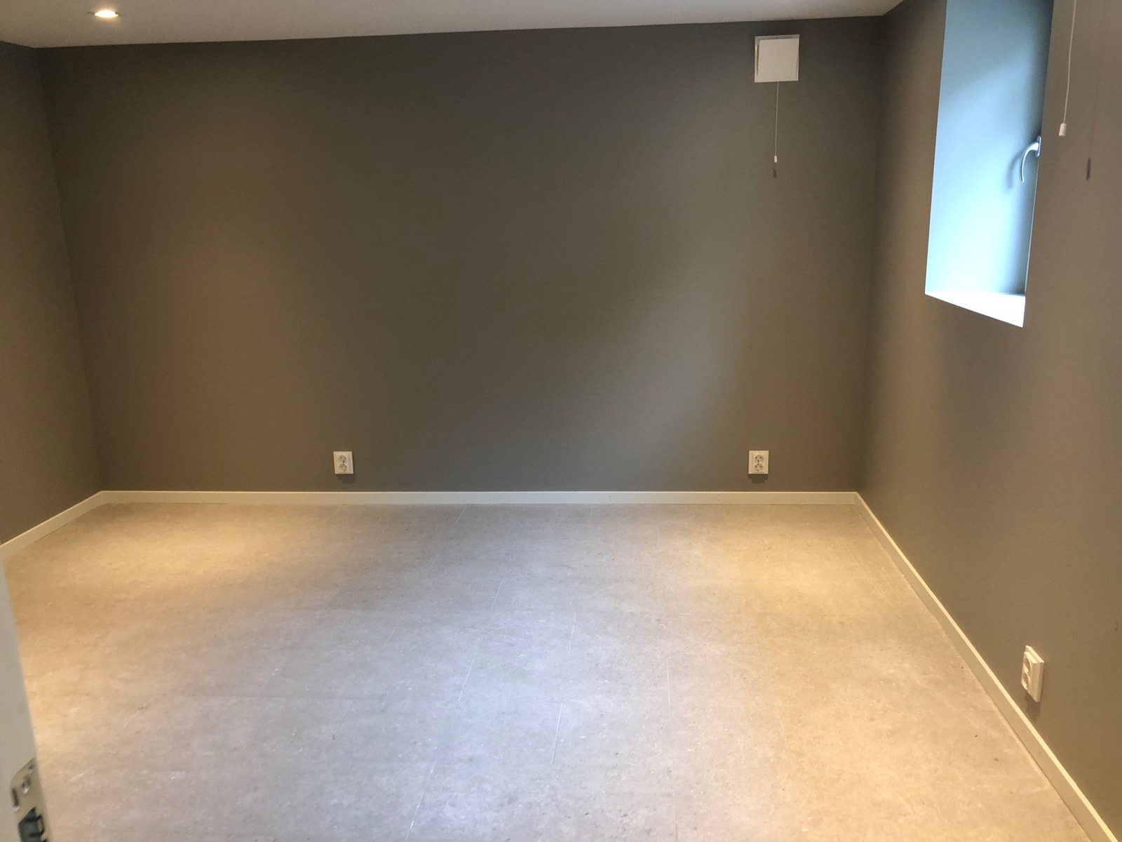 Soverom med stor garderobe og plass for dobbeltseng skuffeseksjon (eller skjenk) Galleribilde