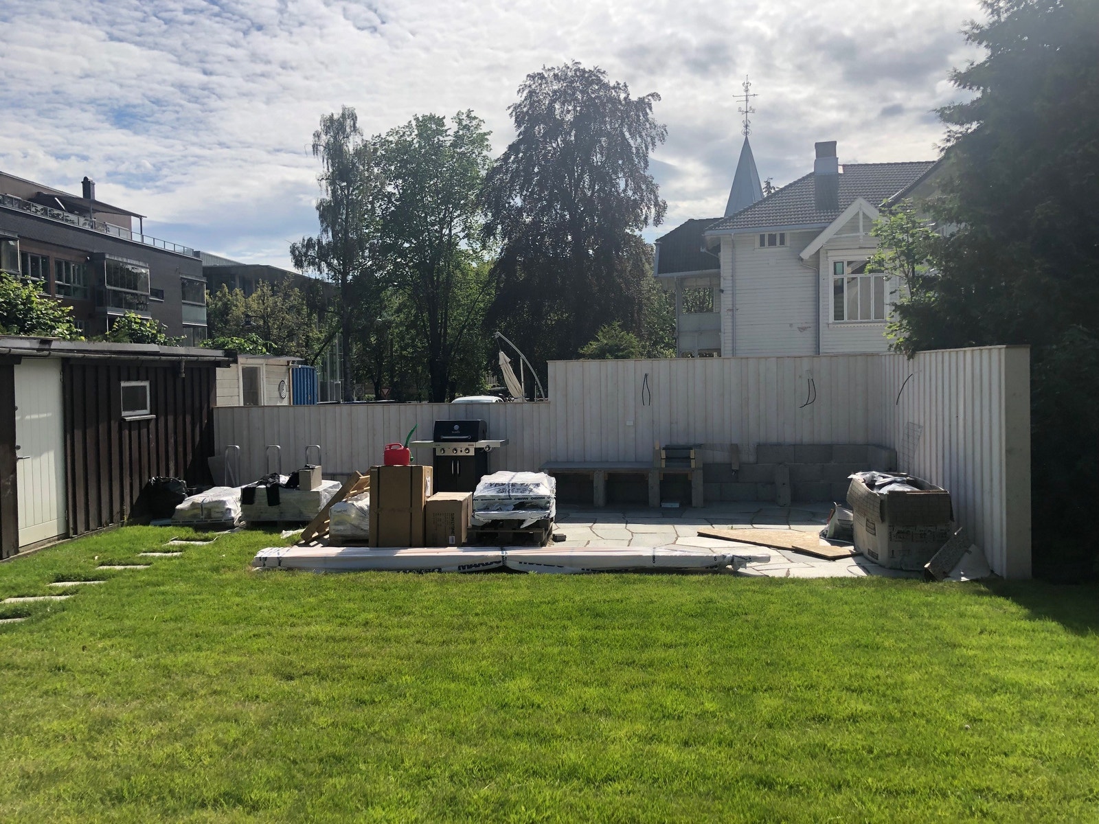 Utekjøkken ferdigstilles i løpet av sommeren. 7 meter benkeflate og 30 kvadratmeter skiferplate. Det er noe mangelfull møblering der, men plassen er likefremt tilgjengelig for leietaker. Galleribilde