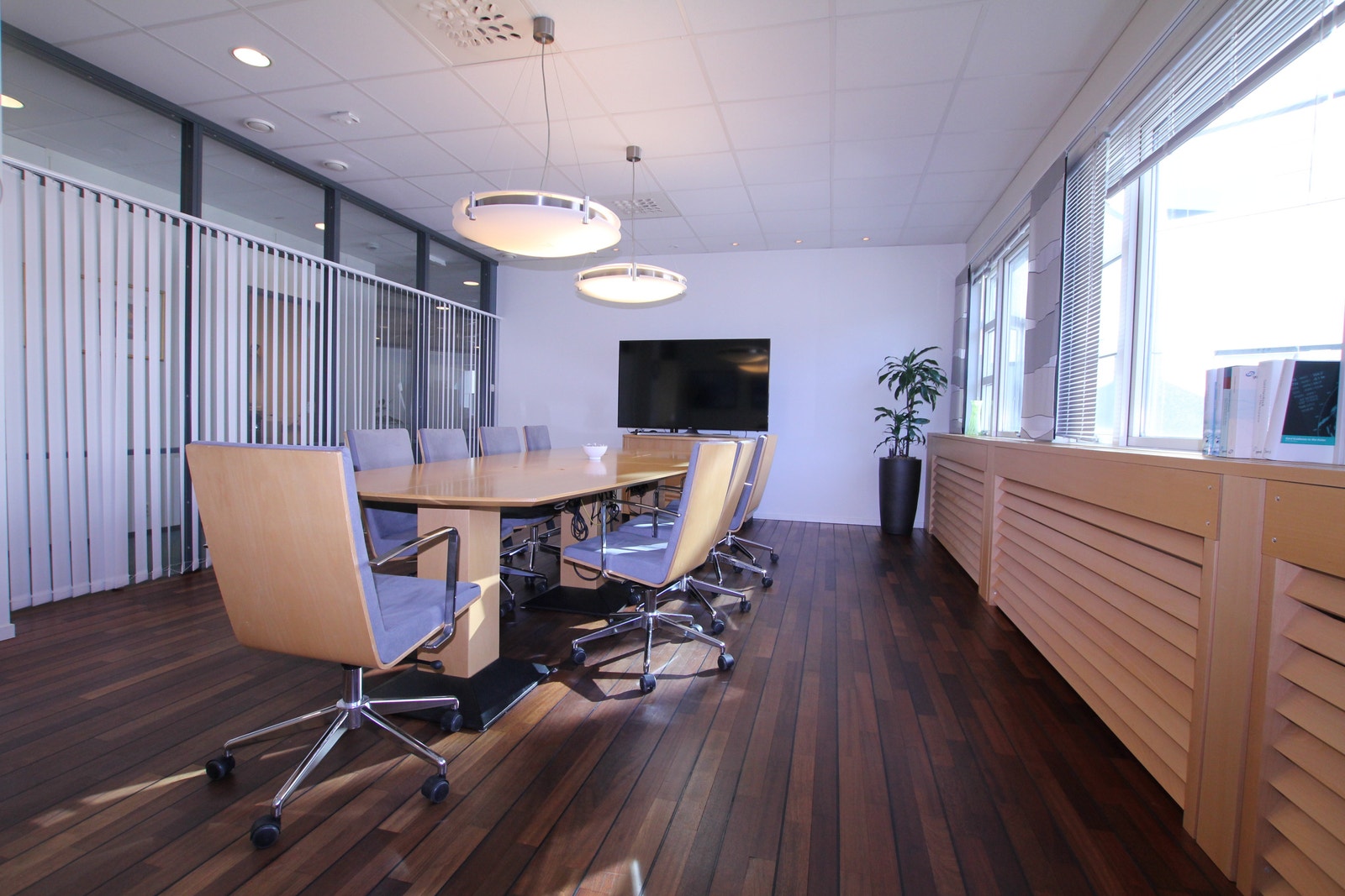Arealet har flotte møterom med skipsgulv Galleribilde