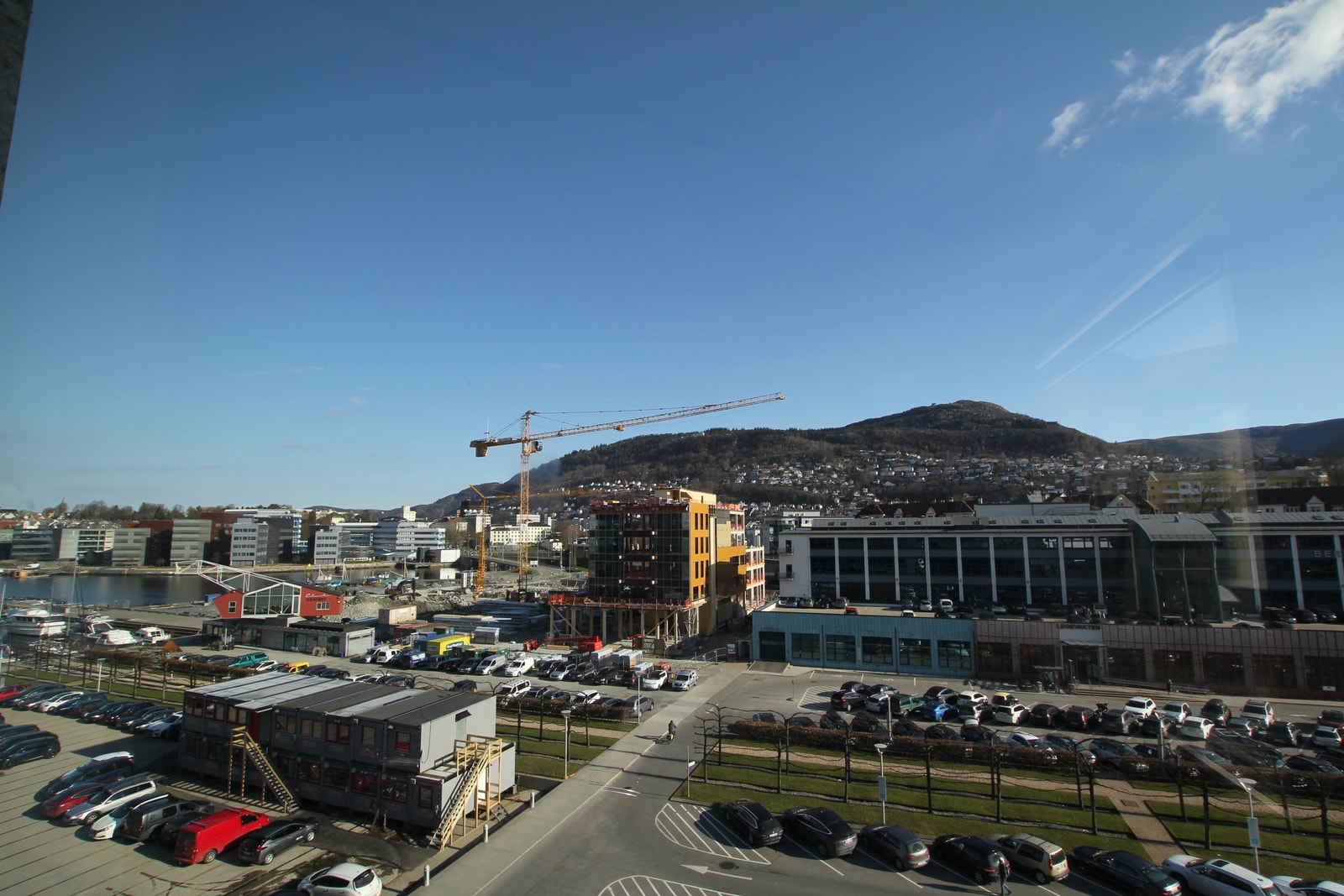 Utsikt mot Fløyen, Skipet reiser seg på byggeplass Galleribilde