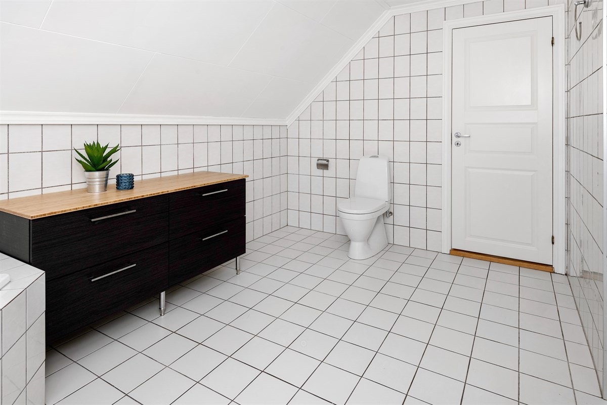 Videre er det et toalett fra 2019, et dusjkabinett og et innfliset badekar. Galleribilde