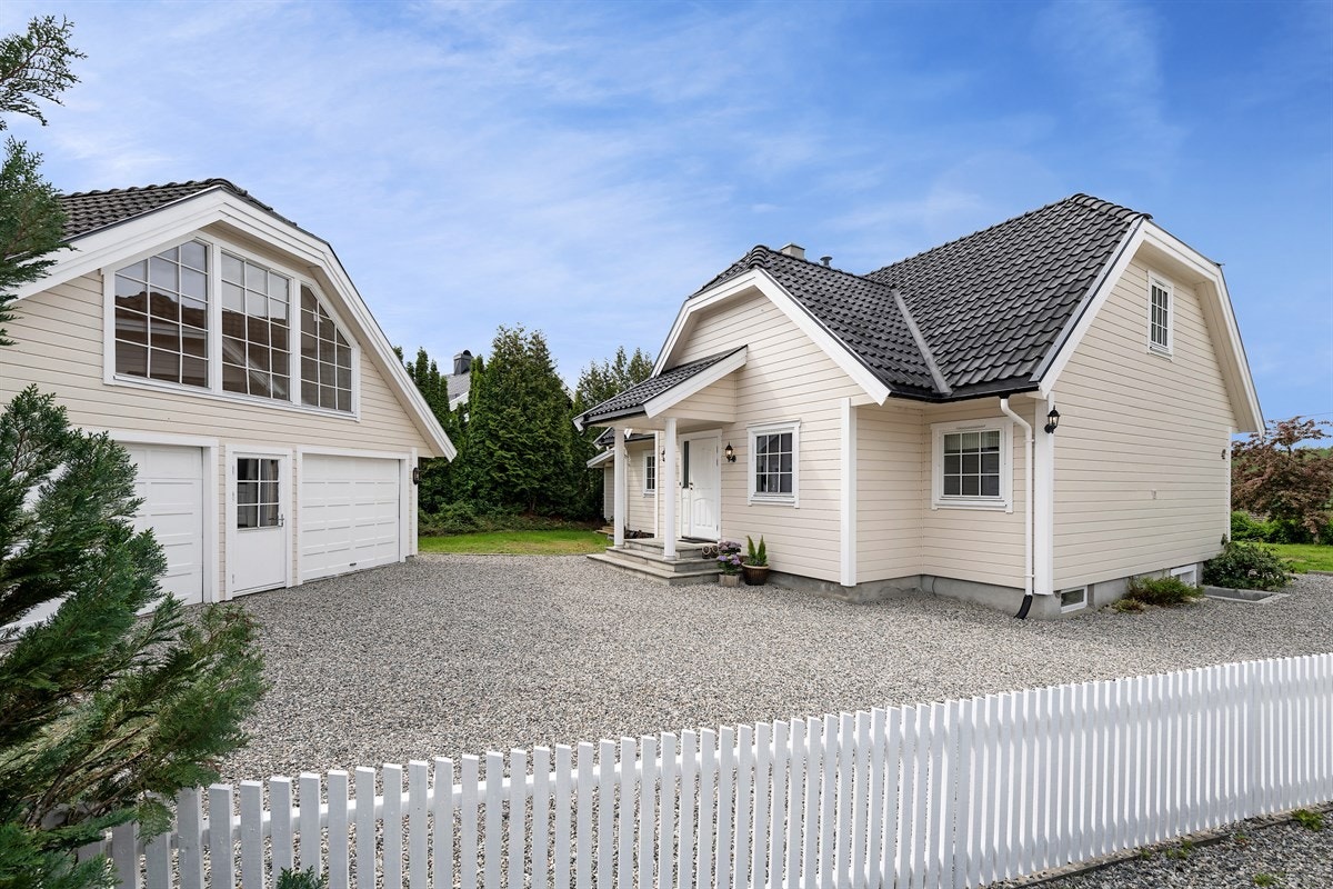 Det er parkering i dobbelgarasje og god plass til flere biler i gruset gårdsplass Galleribilde