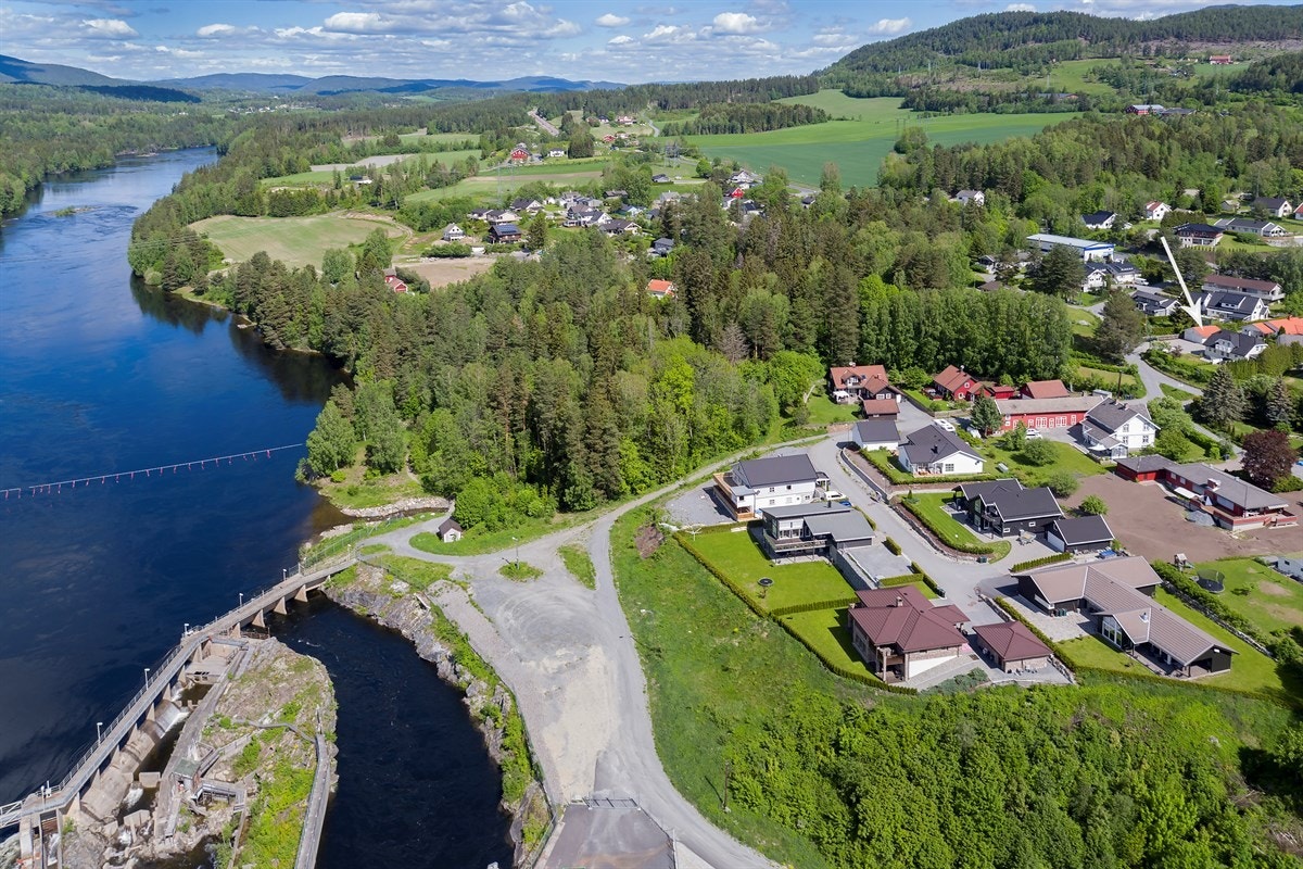 Fra eiendommen er det ca. 2-3 min å gå til Drammenselven. Rett på andre siden av elva ligger Hellefossen, viden kjent for sitt eventyrlige laksefiske. Galleribilde