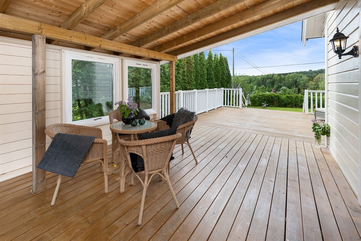 Deler av verandaen er overbygd. Galleribilde