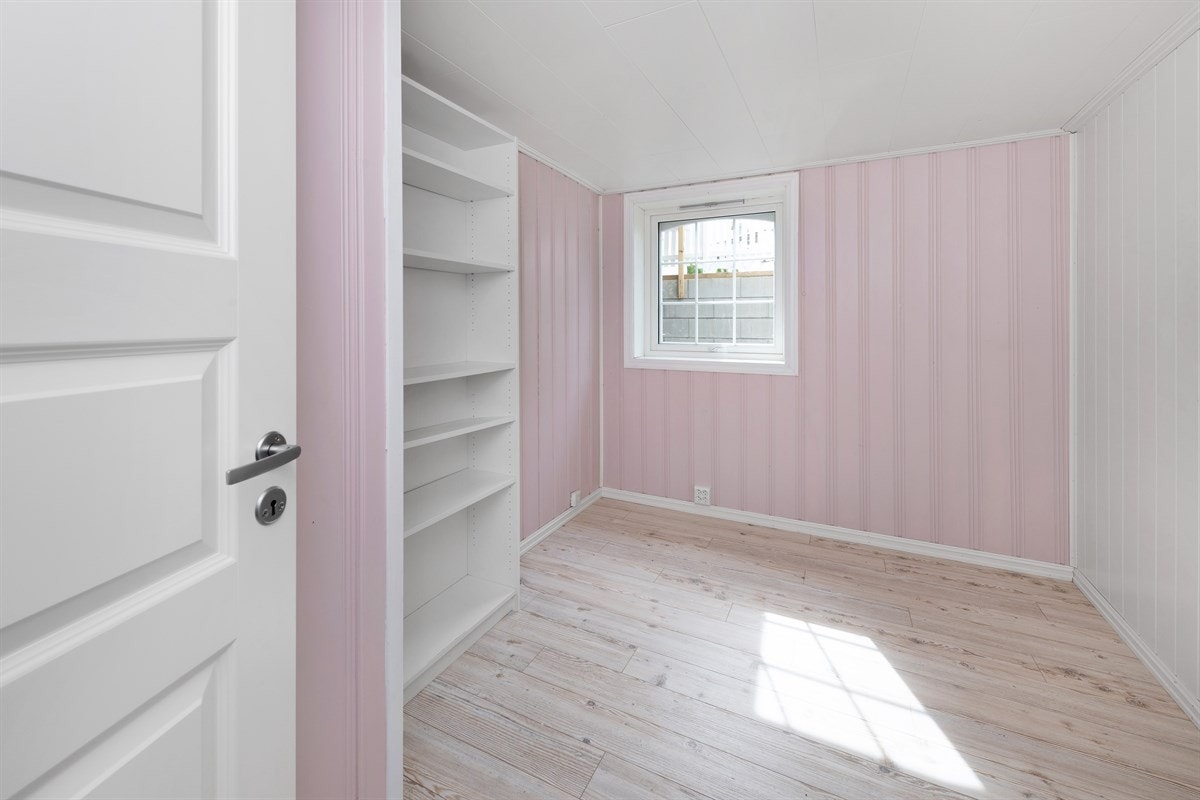 I kjelleren er det en romslig hybel med tre soverom, stue, kjøkken, bad og bod. Galleribilde