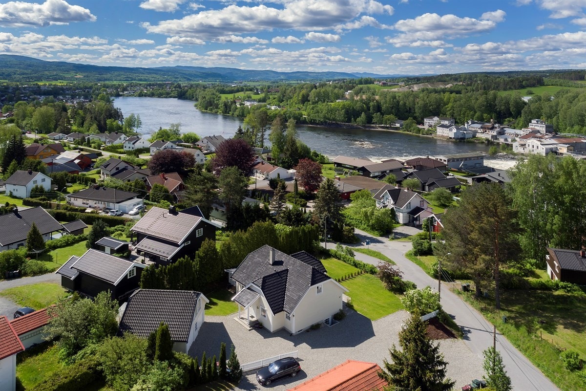 Tomten er pent opparbeidet med hage, singlet gårdsplass, gjerde og hekk. På tomta er det også bygd en flott dobbelgarasje med innredet loft Galleribilde