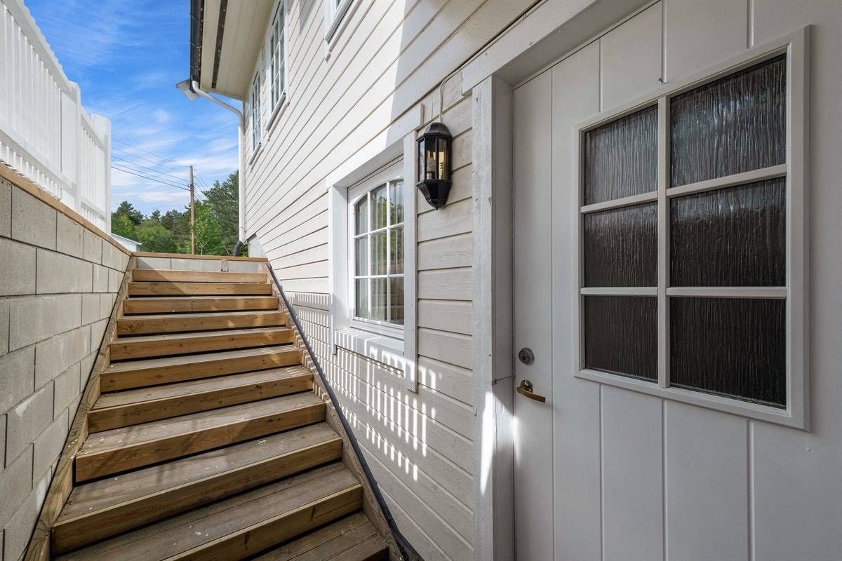 Boligen har separat utgang fra kjeller og ut til hagen. Den 15.10.2018 ble det godkjent bruksendring av kjeller fra tilleggsdel til hoveddel Galleribilde