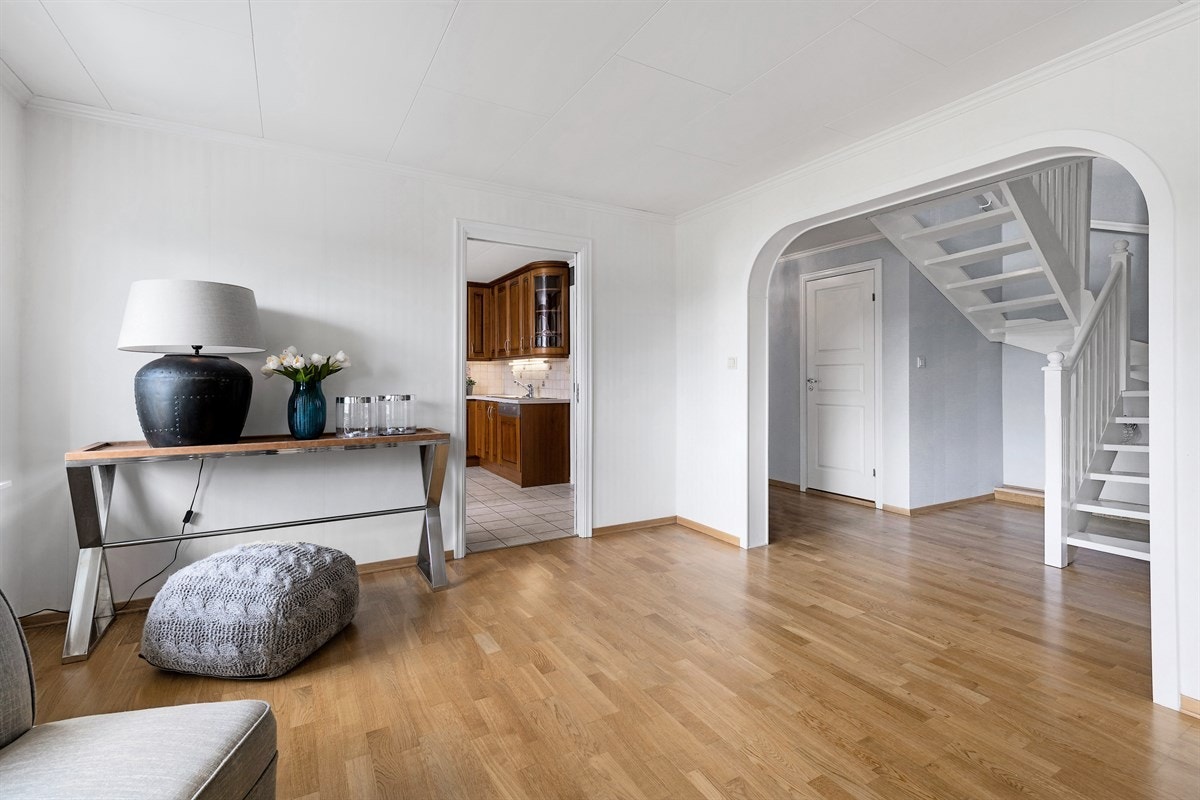 Kjøkkenet ligger i første etasje, i tilknytning til stuen. Galleribilde