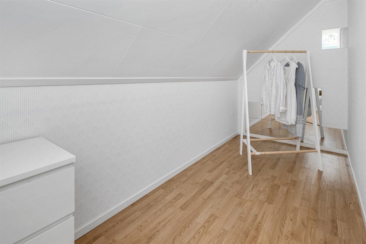 Fra hovedsoverommet er det inngang til garderoberom. Galleribilde