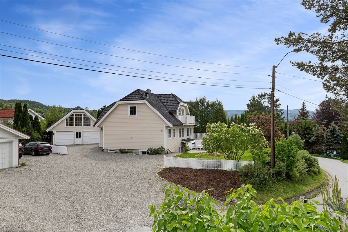 Fra eiendommen er det gangavstand til Hokksund barneskole. Hokksund ungdomsskole og Eiker videregående ligger i sentrum. Området har et godt utvalg av både private og kommunale barnehager. Galleribilde