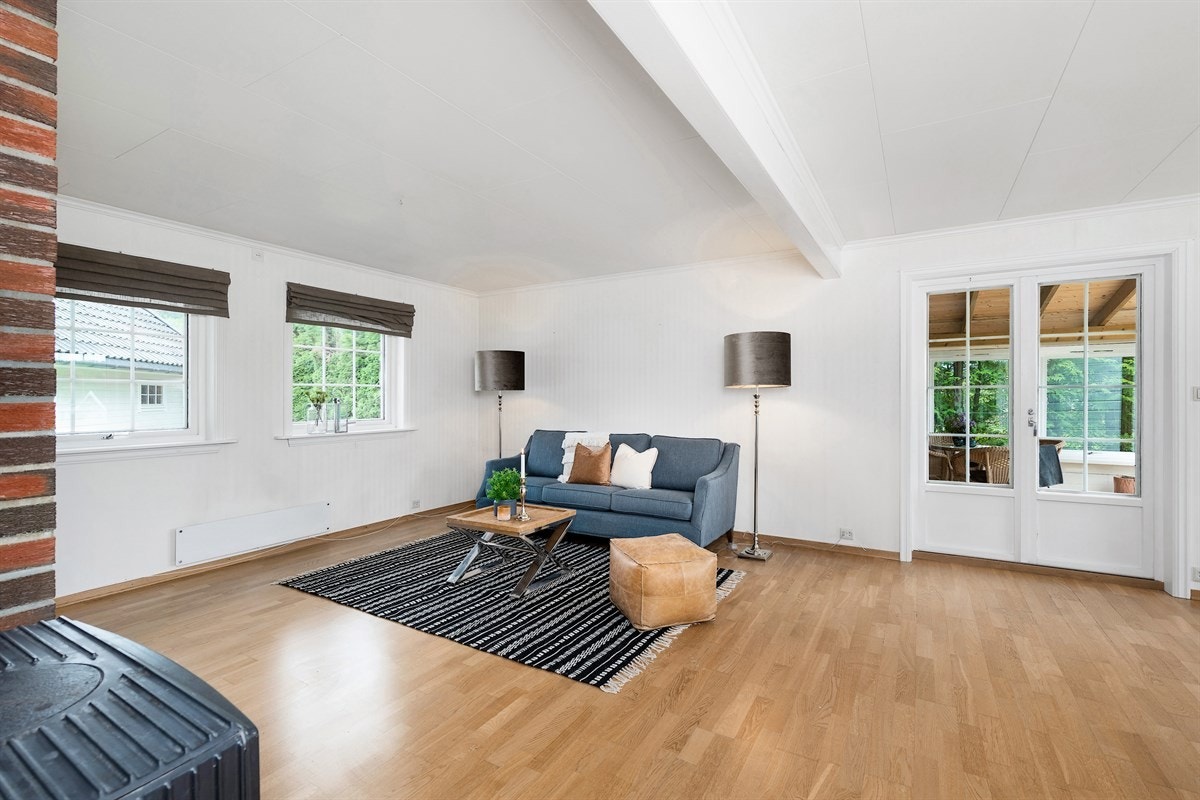 Fra stuen er det tofløyet glassdør mot veranda med overbygg. Uteplassen gir en fin forlengelse av rommet i sommerhalvåret, Galleribilde