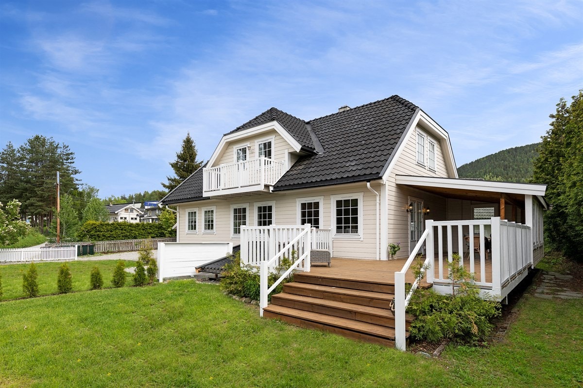 Eiendommen ligger ca. 200 m fra Drammenselven, i et barnevennlig og sentralt område omkranset av skog. Galleribilde