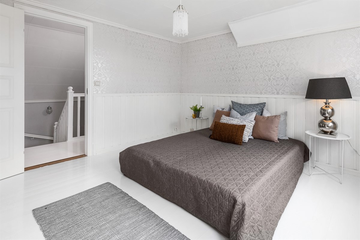 Totalt 6 soverom.Hoveddelen har tre soverom i andre etasje. Galleribilde