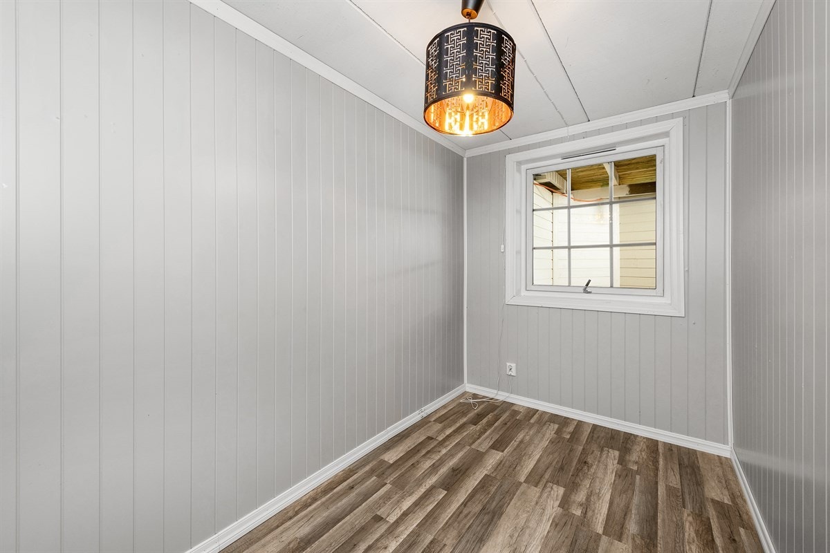 I kjelleren er det en romslig hybel med tre soverom, stue, kjøkken, bad og bod. Galleribilde