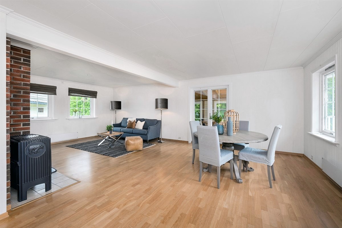 Lys stue med hygge fra peisovn. Galleribilde