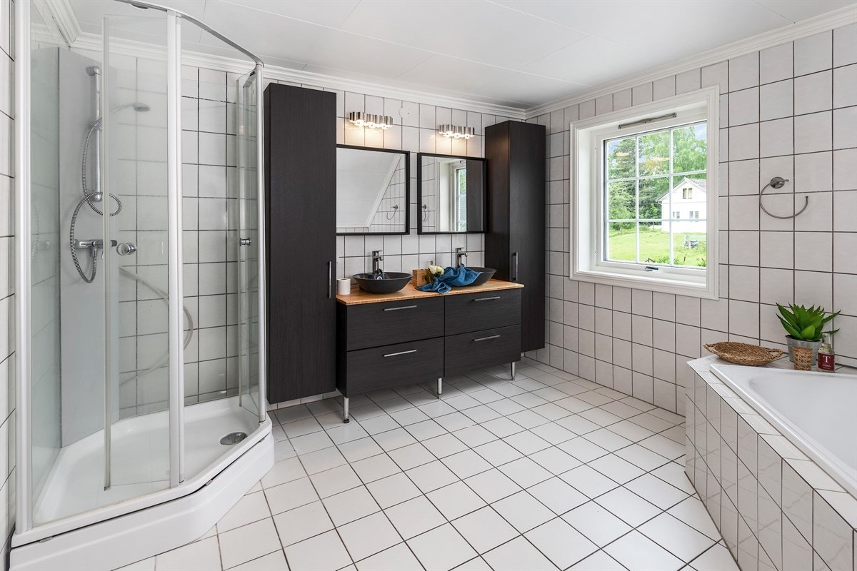 Hoveddelen av boligen har et toalettrom og et vaskerom i første etasje, samt et bad i andre etasje. Galleribilde