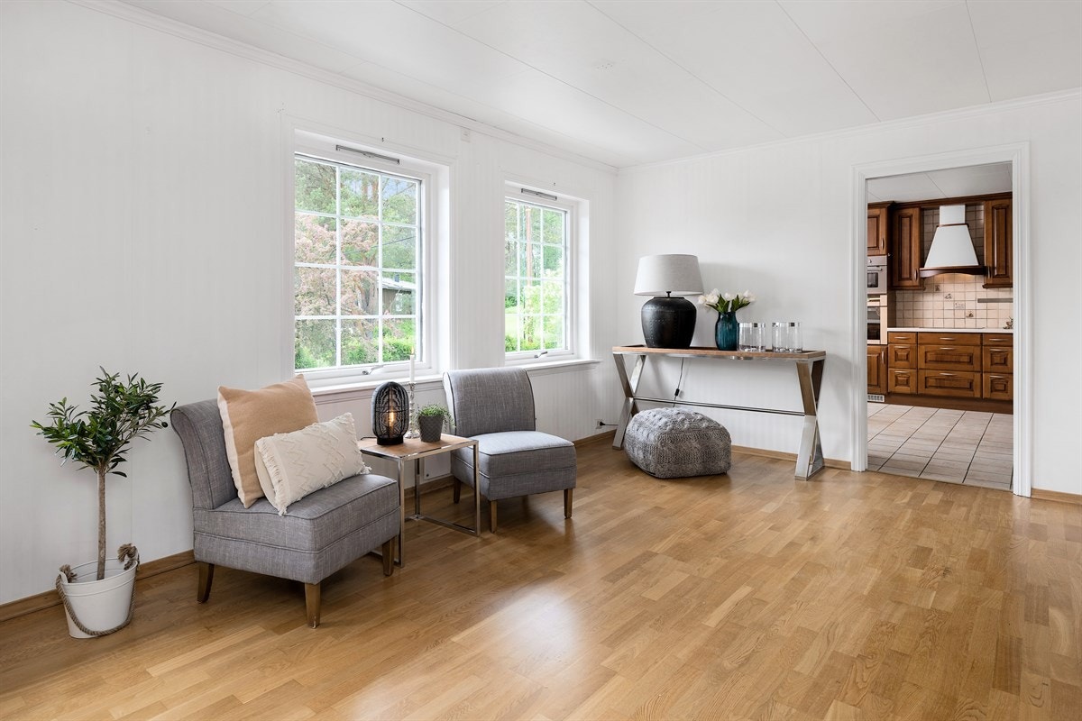 Romslig stue i første etasje. Galleribilde