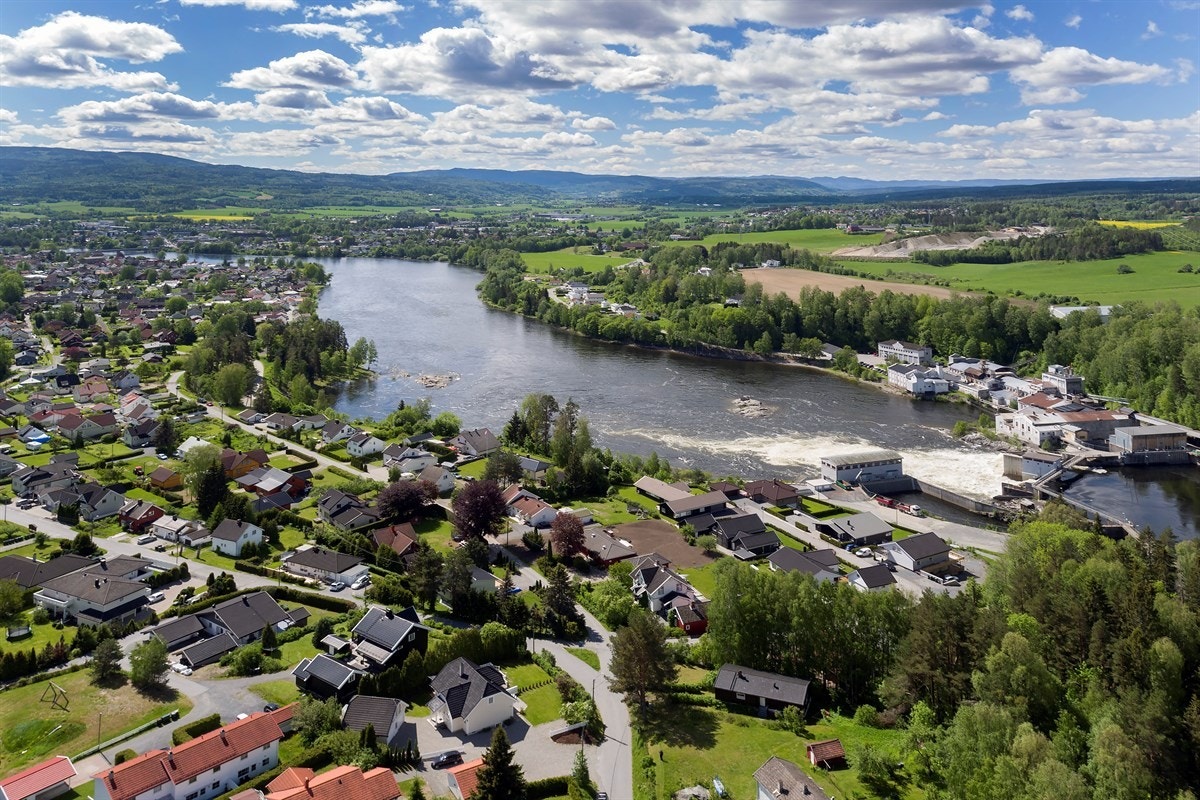 Eiendommen ligger ca. 200 m fra Drammenselven, i et barnevennlig og sentralt område omkranset av skog. Galleribilde