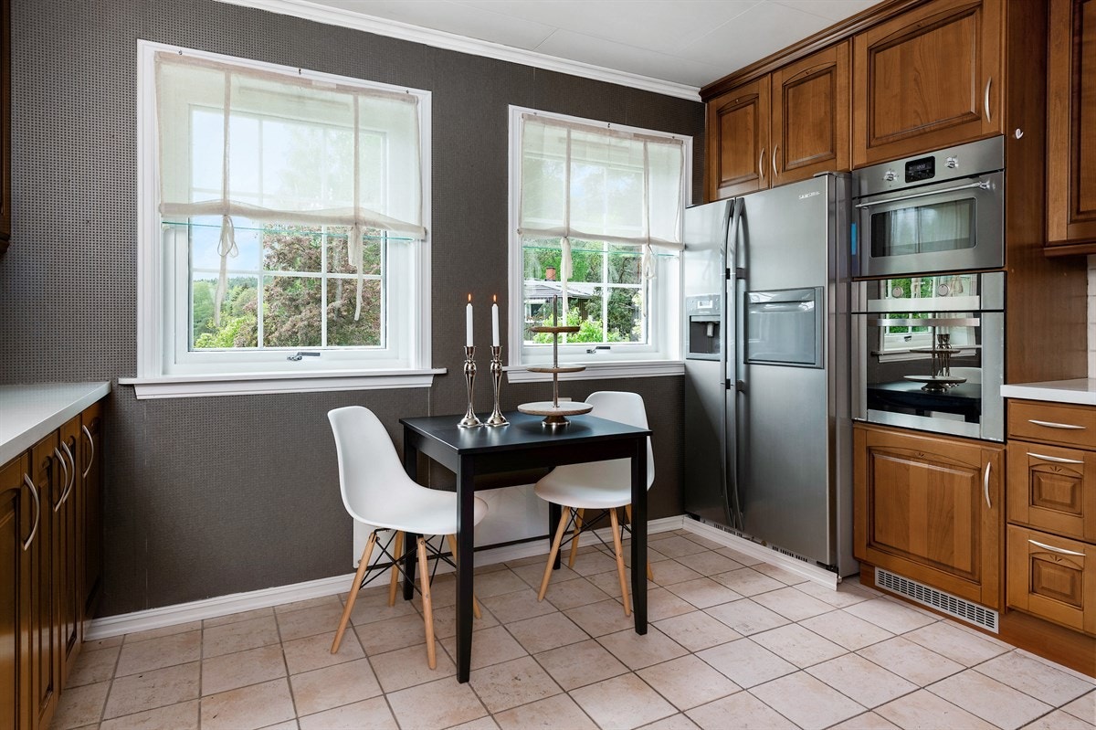 Koselig spisesplass. Kjøkkenet har nisje for side-by-side kjøleskap. Galleribilde
