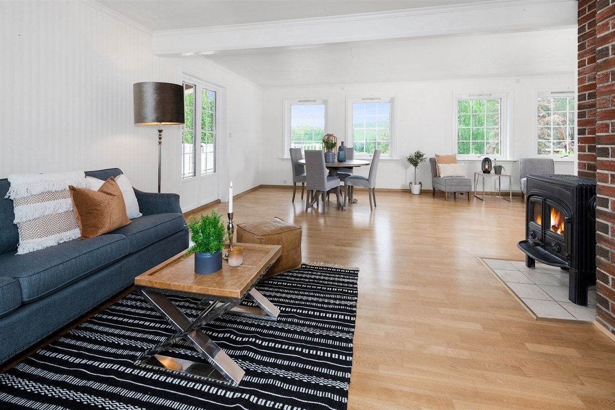 Her er det enkelt å møblere med både sofagruppe, tv-løsning, spisebord og godstoler. Galleribilde