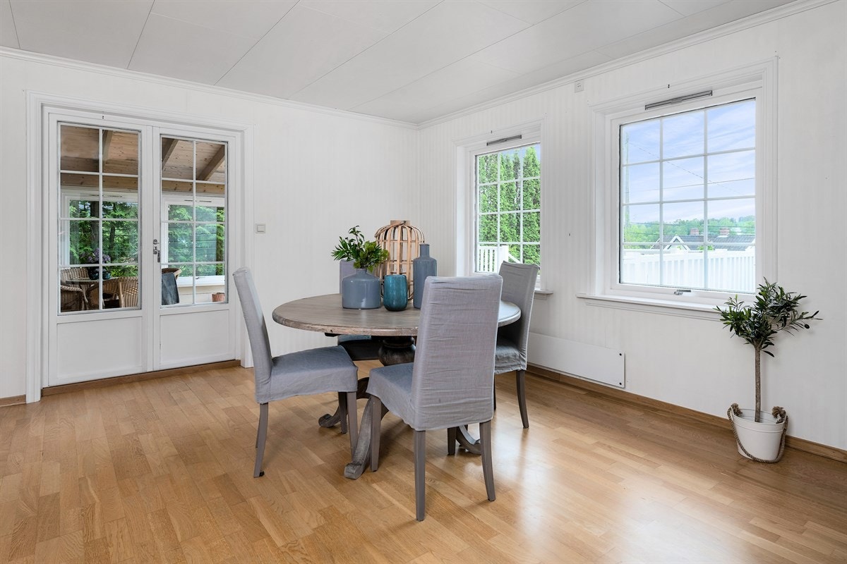 Stuen er romslig og har god plass til spisestuemøblement. Galleribilde