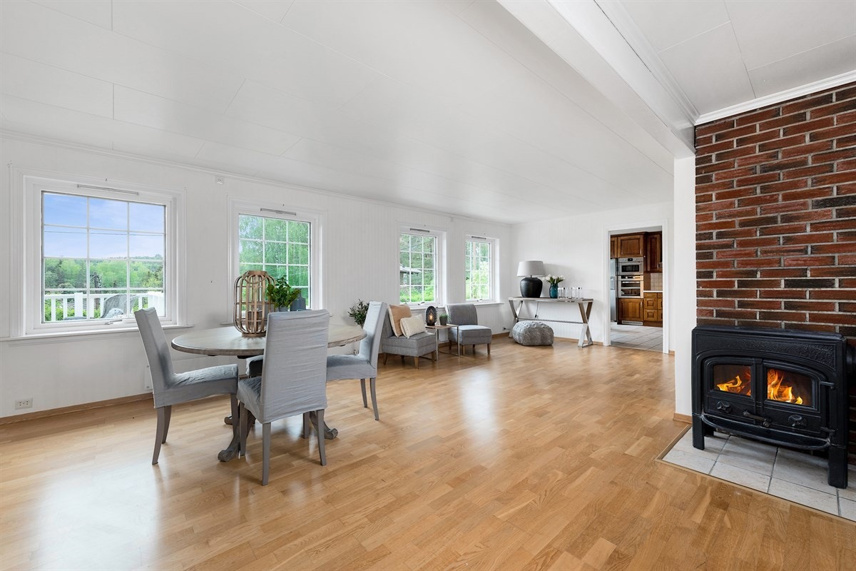 Romslig stue i første etasje. Galleribilde