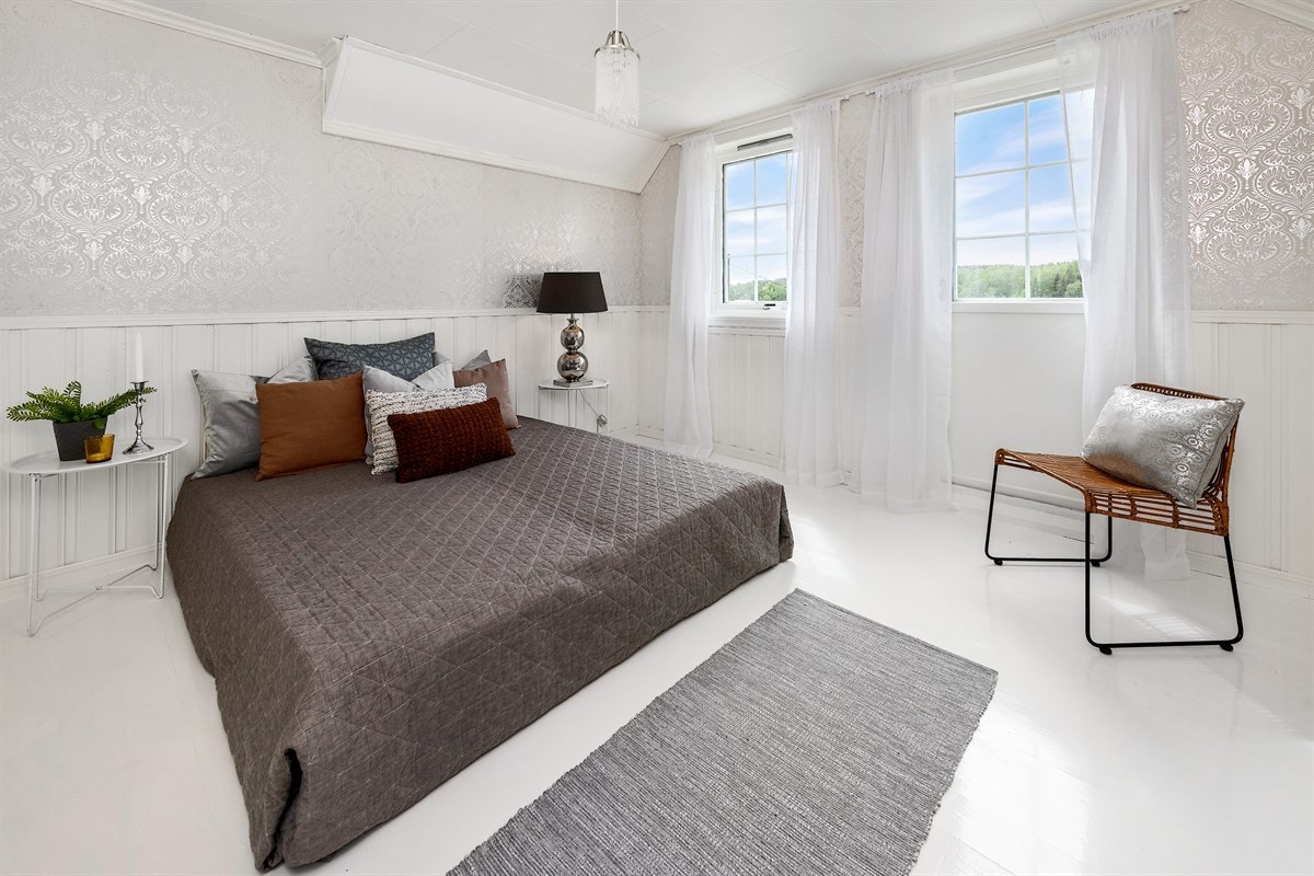 Totalt 6 soverom. Hoveddelen har tre soverom i andre etasje. Galleribilde