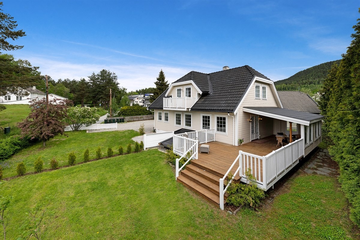 Hagen har plen, kantet med stein mot gårdsplass og det er både hekk og busker i tomtegrensen som gir skjerming og privatliv. Galleribilde