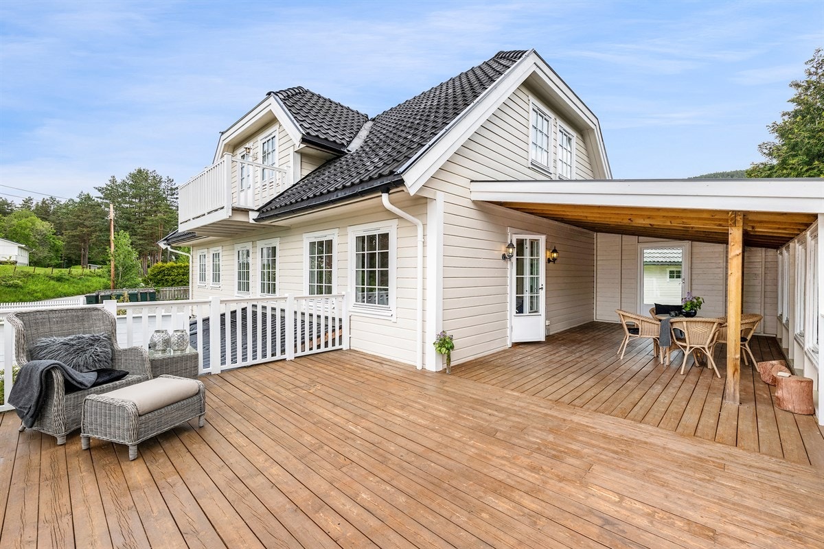 Romslig veranda med gode solforhold. Galleribilde