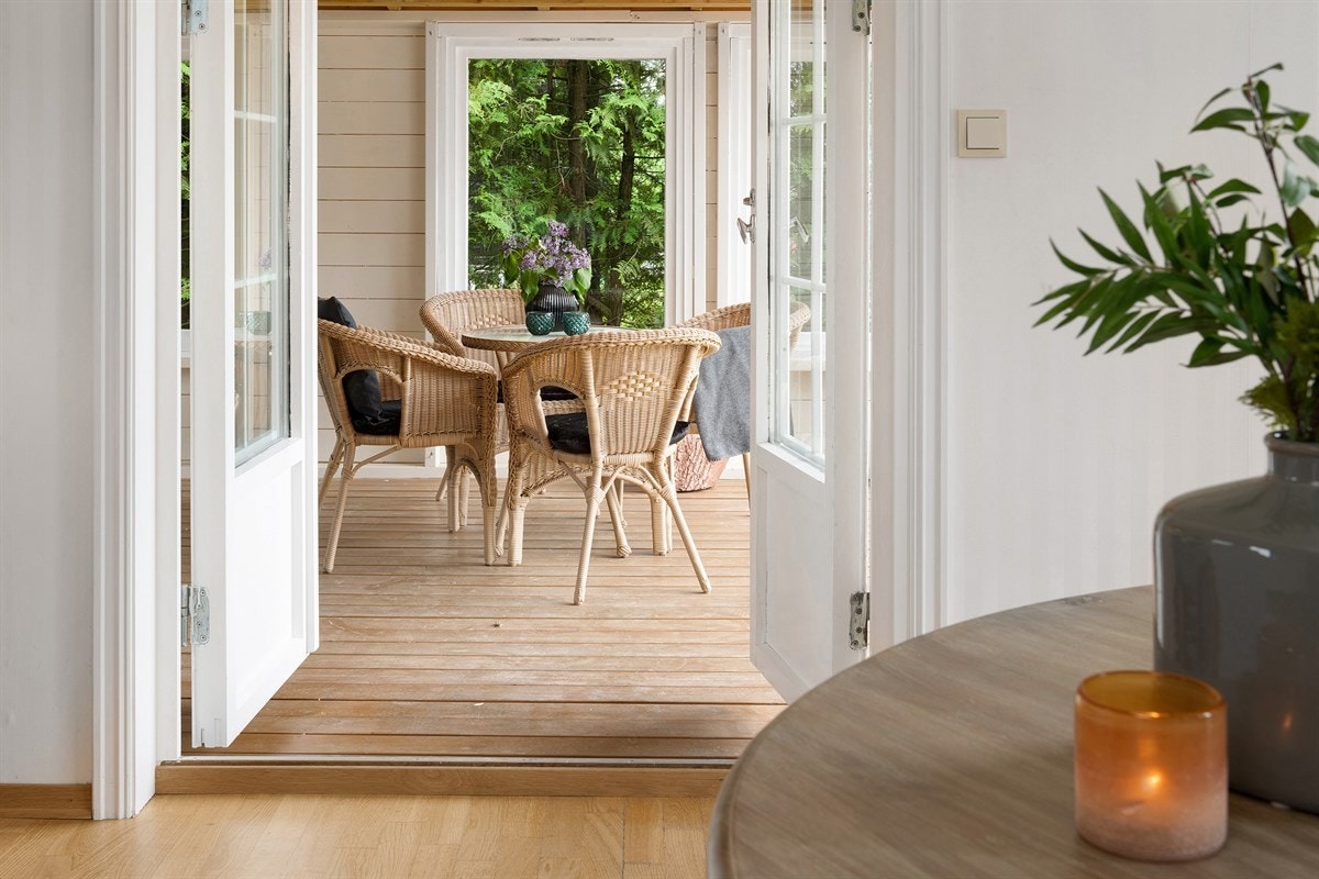 Tofløyet glassdør mot uteplass. Galleribilde